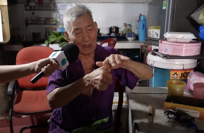 Ông Hộ xây nhà từ năm 1980 khi căn nhà của bố mẹ ông Hộ xuống cấp, và kết thúc vào năm 2010. Tầng 1 là nơi ông ngủ, còn tầng 2 là nơi sinh hoạt và xem tivi. Ảnh: chụp màn hình Độc Lạ Bình Dương