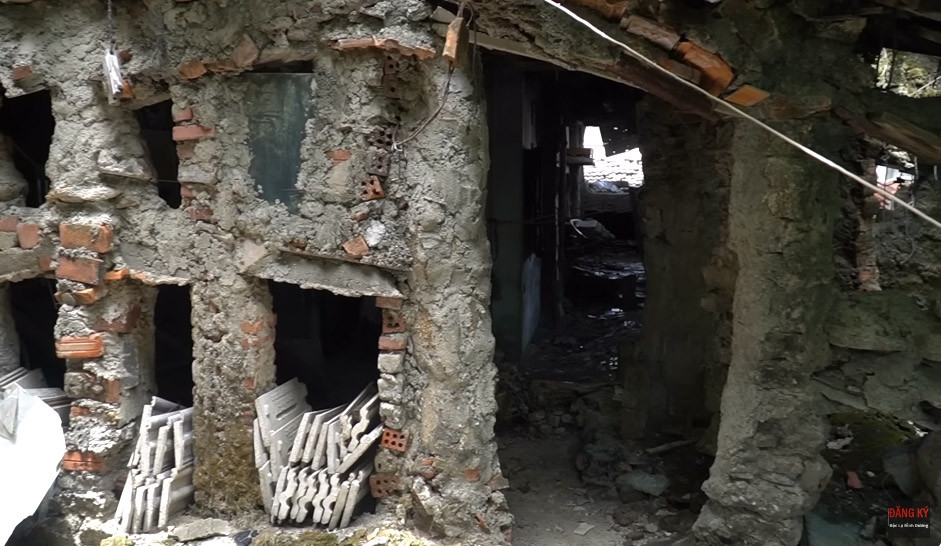 Đó là ngôi nhà 2 tầng xây tạm bợ, không theo bất kỳ một lối kiến trúc nào. Nhà nhìn giống như một nhà hoang, chắp vá bởi sắt, thép, gạch, đá, vôi, vữa,... trộn lẫn vào nhau. Ảnh: chụp màn hình Độc Lạ Bình Dương