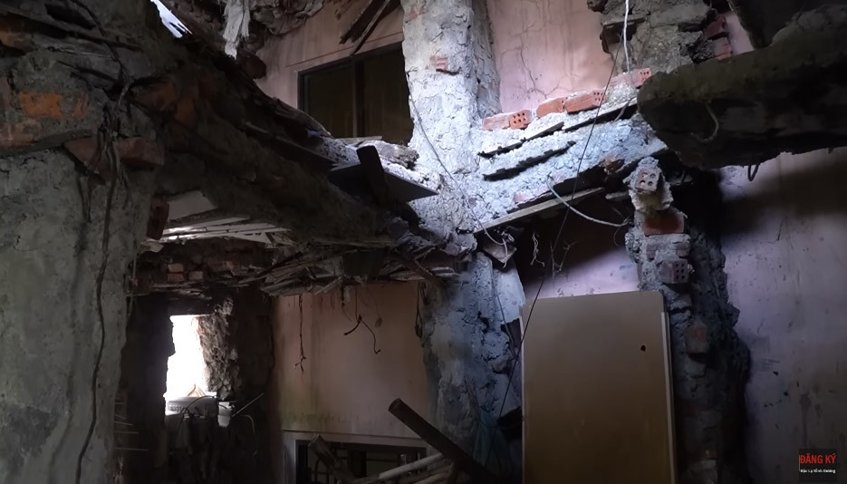 Trước đây, ông Hộ làm nghề kéo xe bò. Hàng ngày ông đi làm rồi tiện thể nhặt nhạnh đất, đá, sắt thép bỏ đi đem về xây nhà. Đi làm được bao nhiêu tiền, ông tích góp mua xi măng. Ngôi nhà được ông đắp bằng tay chứ không dùng các công cụ hỗ trợ. Ảnh: chụp màn hình Độc Lạ Bình Dương