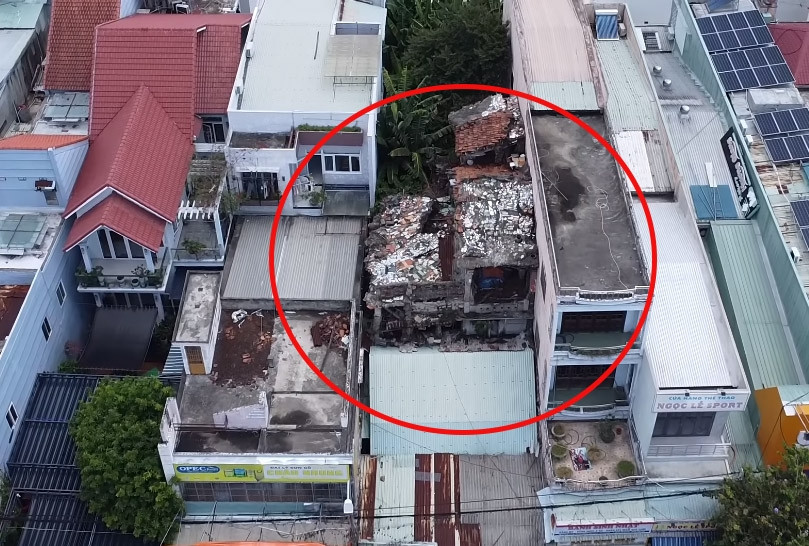 Mới đây, kênh Youtube Độc Lạ Bình Dương giới thiệu căn nhà được cho là "độc nhất vô nhị" của gia đình ông Huỳnh Hộ (84 tuổi) ở huyện Duy Xuyên, tỉnh Quảng Nam. Ảnh: chụp màn hình Độc Lạ Bình Dương