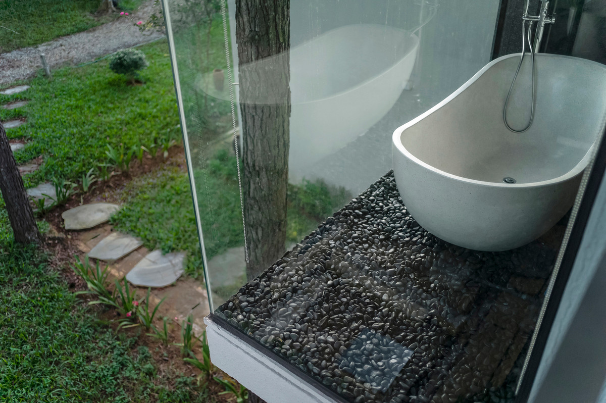 Khu vệ sinh kết nối với thiên nhiên bên ngoài. Nguồn ảnh: Nguyen Tuan Nghia – Nam Nguyen