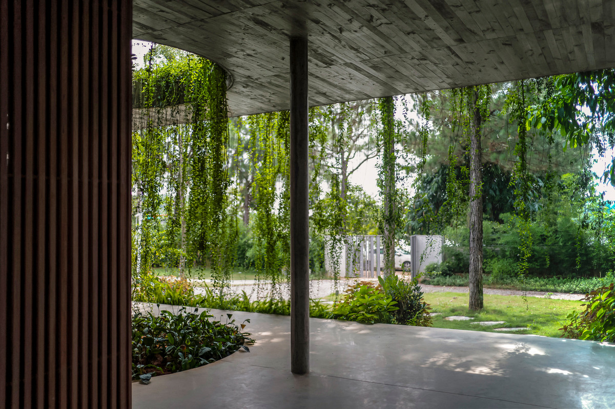 Điều quan trọng là hình thành những không gian giao tiếp rộng lớn, có thể đóng mở linh hoạt, đồng thời có thể kết nối với thiên nhiên xung quanh và khoảng sân dưới mái hiên rộng.