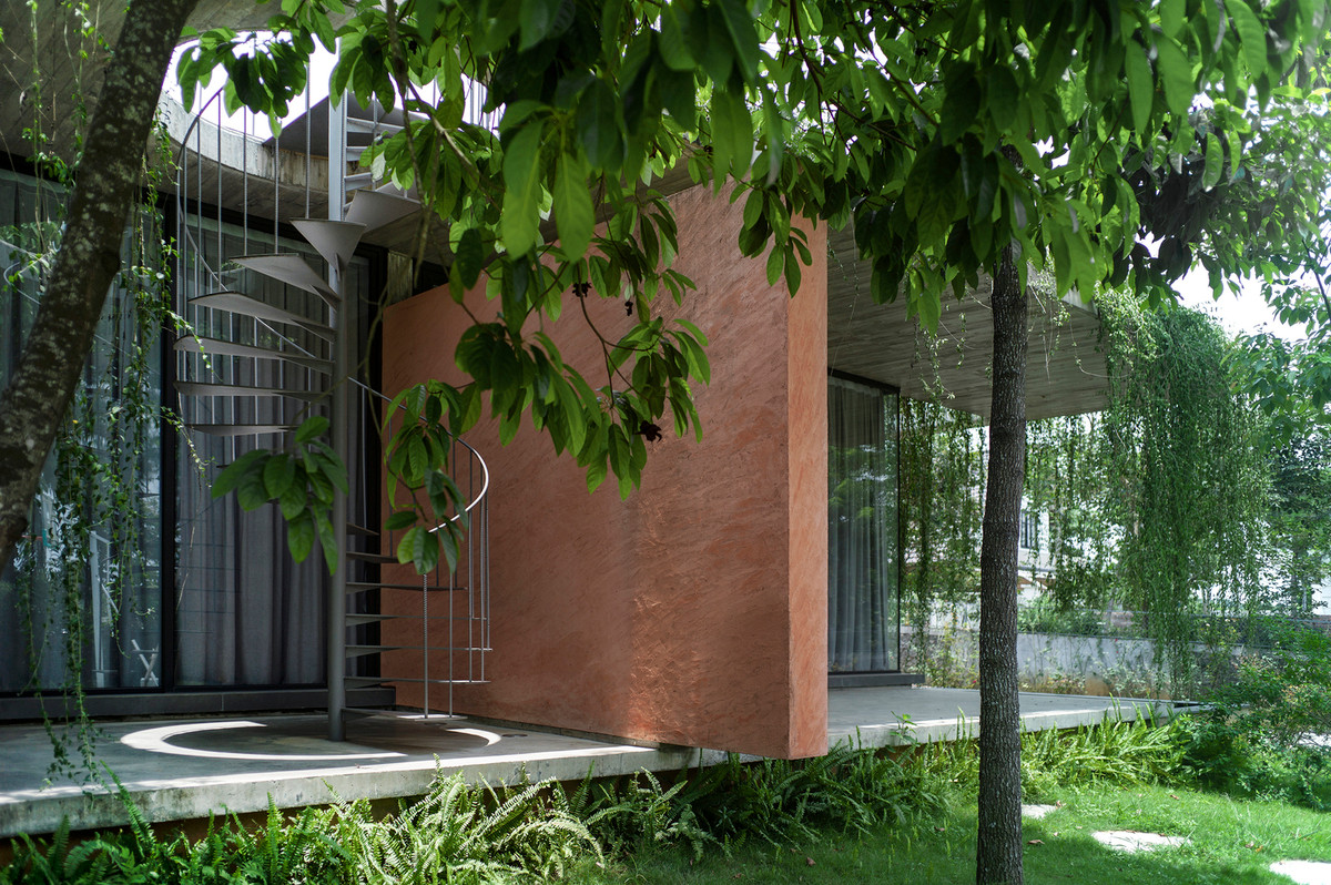 Hai khối phòng ngủ của ông bà và các con, cháu bố trí ở hai bên. Khu nhà khách được bố trí phía sau.