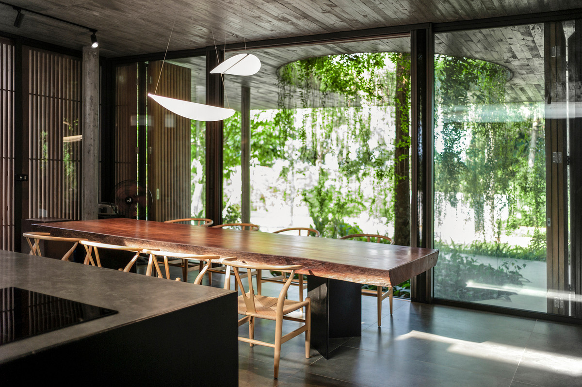 Căn biệt thự được chia thành ba khối sinh hoạt. Khu bếp - phòng ăn là "trái tim", đặt chính giữa nhà.