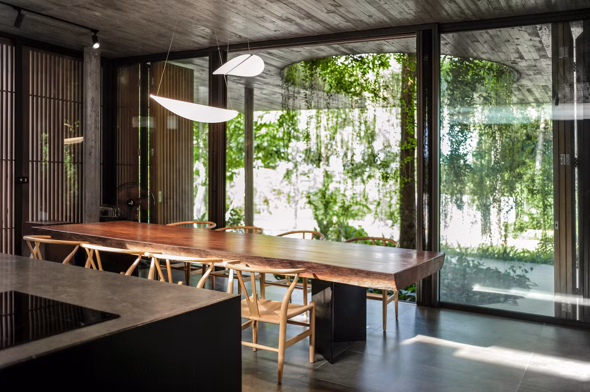 Căn biệt thự được chia thành ba khối sinh hoạt. Khu bếp - phòng ăn là "trái tim", đặt chính giữa nhà.