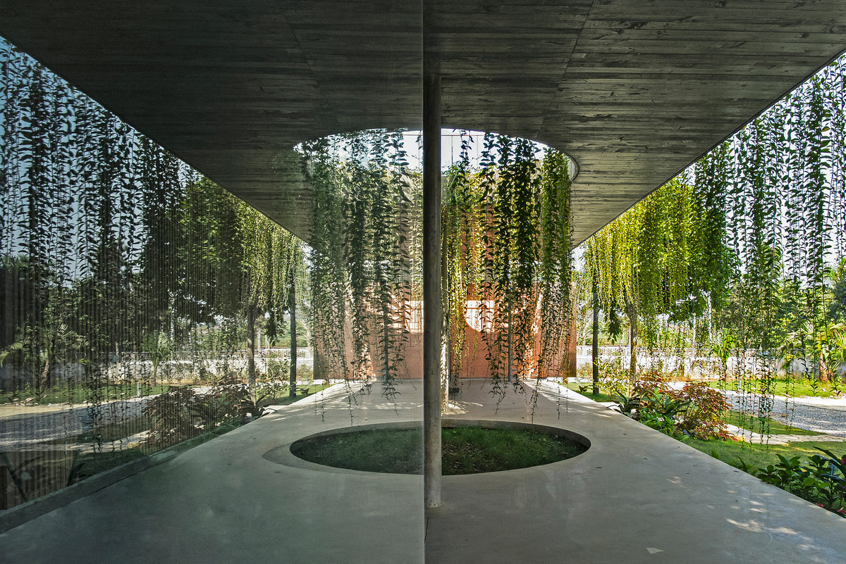 Các khối công trình hòa vào, thu mình dưới mái hiên tạo ra những khoảng không gian rỗng.