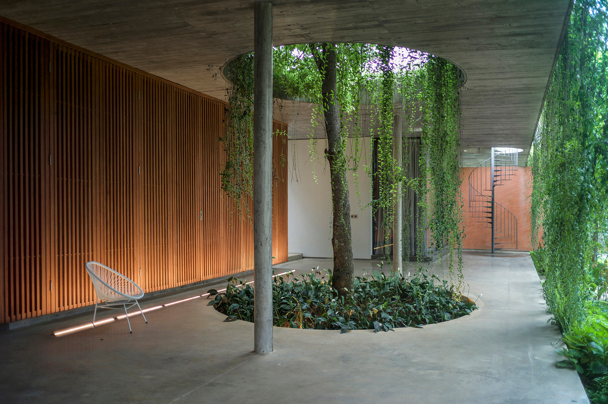 Trong khi ông bà đã quen với lối sống truyền thống của người Việt thì con cháu lại quen với lối sống hiện đại ở nước ngoài.