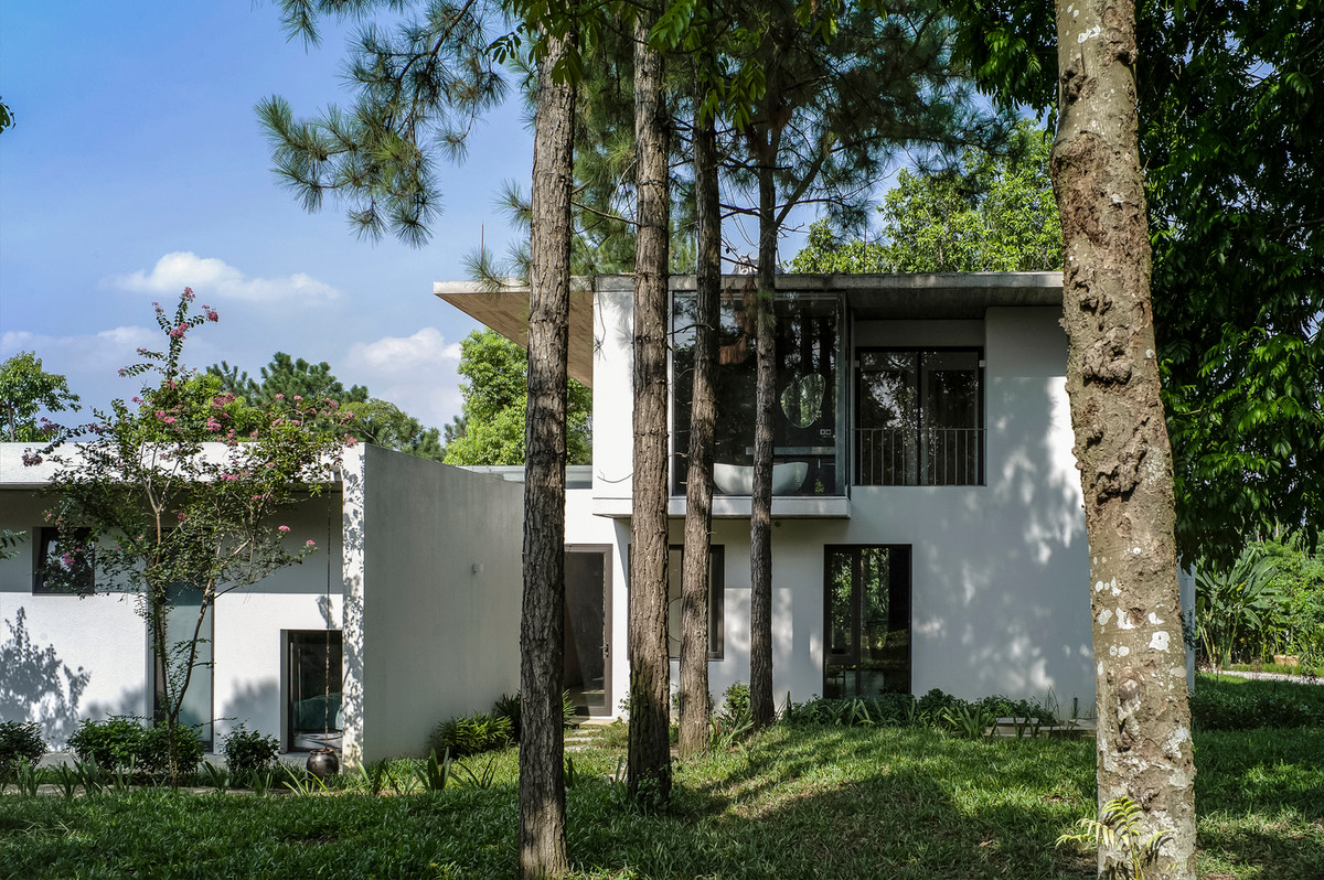 Trên mảnh đất 5.000m2 giữa rừng thông ở Ba Vì (Hà Nội), biệt thự được thiết kế cho gia đình 3 thế hệ với lối sống khác nhau giữa các thành viên trong gia đình.