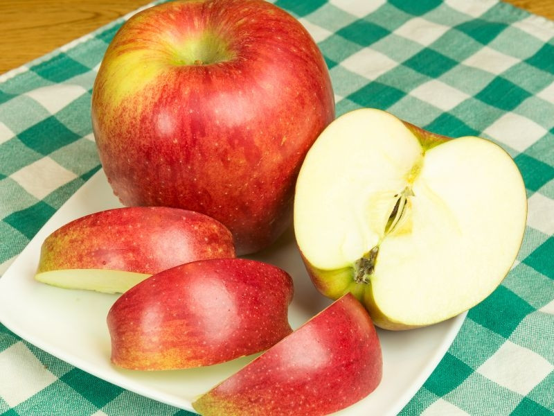 Bên dưới lớp vỏ táo là phần thịt màu ngà, nhiều nước và có thớ nhẹ, tạo độ giòn. Ảnh: Citi Fruit