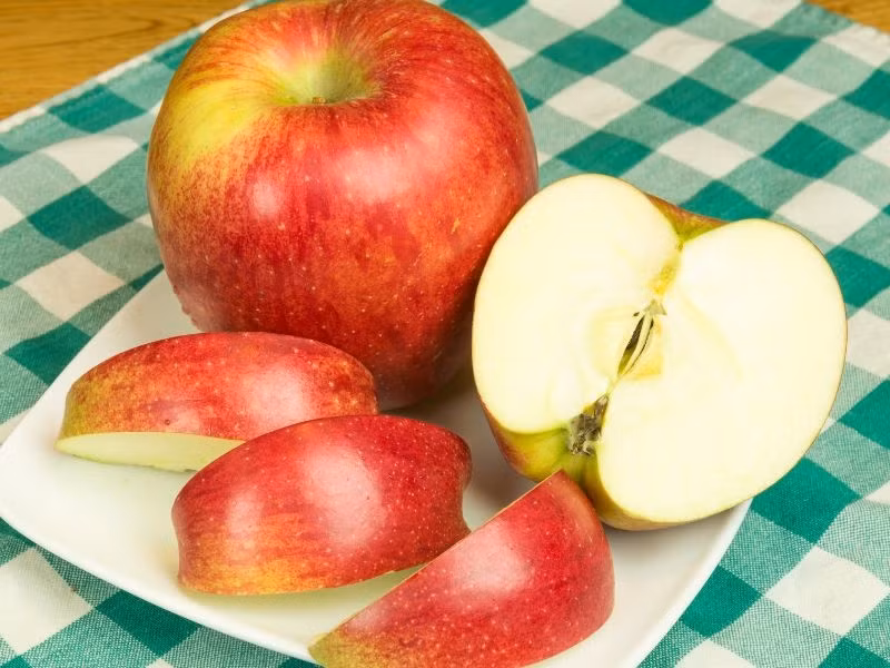 Bên dưới lớp vỏ táo là phần thịt màu ngà, nhiều nước và có thớ nhẹ, tạo độ giòn. Ảnh: Citi Fruit