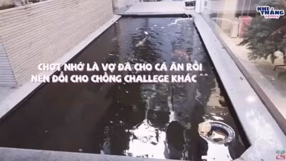 Bên ngoài có cả sân vườn và hồ cá Koi.