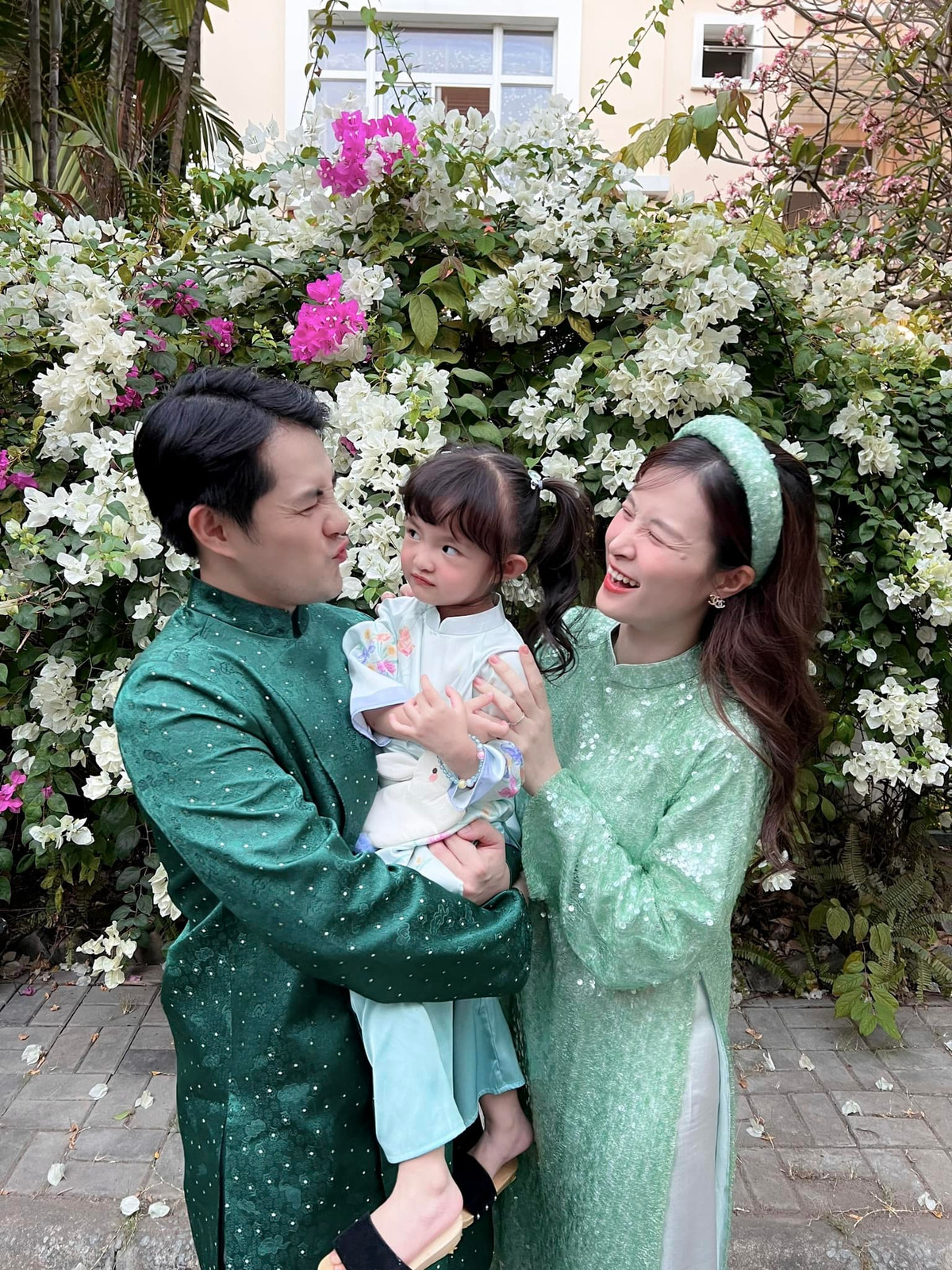  Đông Nhi - Ông Cao Thắng chính thức về chung một nhà vào năm 2019 sau một thập kỉ yêu nhau. Cặp đôi chọn một biệt thự siêu đắt đỏ để làm nơi xây tổ ấm.