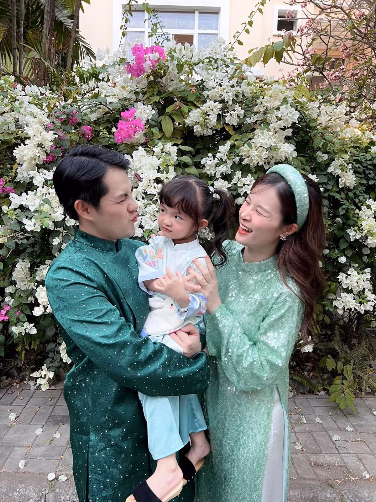  Đông Nhi - Ông Cao Thắng chính thức về chung một nhà vào năm 2019 sau một thập kỉ yêu nhau. Cặp đôi chọn một biệt thự siêu đắt đỏ để làm nơi xây tổ ấm.