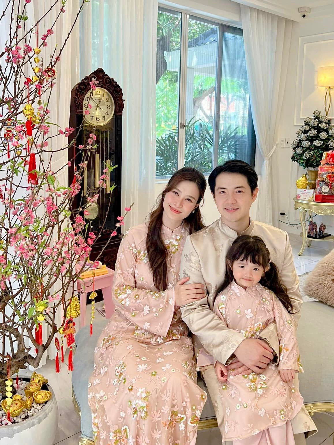 Ngày Tết, vợ chồng Đông Nhi - Ông Cao Thắng trang trí phòng khách bằng một chậu đào lớn. Nguồn ảnh: FBNV, chụp màn hình