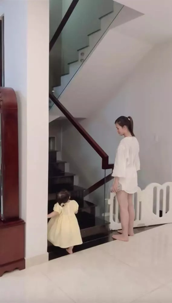 Cầu thang được rào cẩn thận để đảm bảo an toàn cho bé.