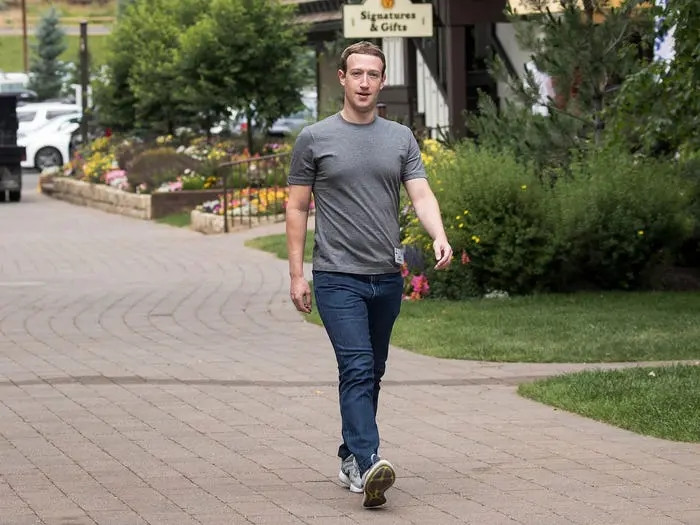Người hâm mộ thường xuyên bắt gặp tỷ phú Mark Zuckerberg mặc chiếc áo phông màu xám cùng với quần jeans. Ảnh: BI