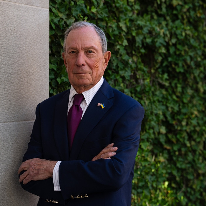 Michael Bloomberg - nhà sáng lập tập đoàn Bloomberg nổi tiếng có thói quen quản lý tài chính và chi tiêu rất khoa học. Theo đó, vị tỷ phú Mỹ đi 2 đôi giày da đen giống hệt nhau trong suốt một thập kỷ. Ảnh: Nytimes