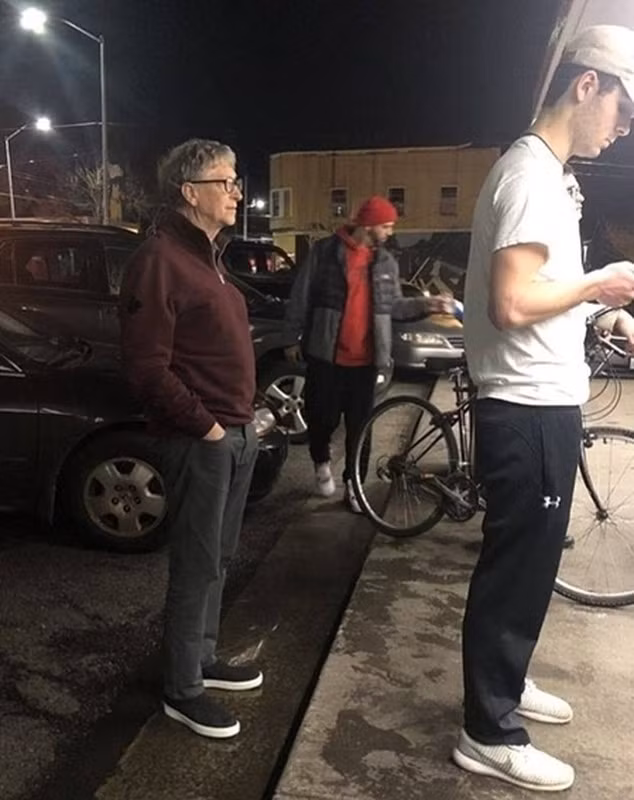 Thậm chí, nhiều người còn bất ngờ khi chứng kiến tỷ phú Bill Gates đứng xếp hàng mua burger, khoai tây chiên và nước ngọt giá chỉ 7,68 USD. Ảnh: BI