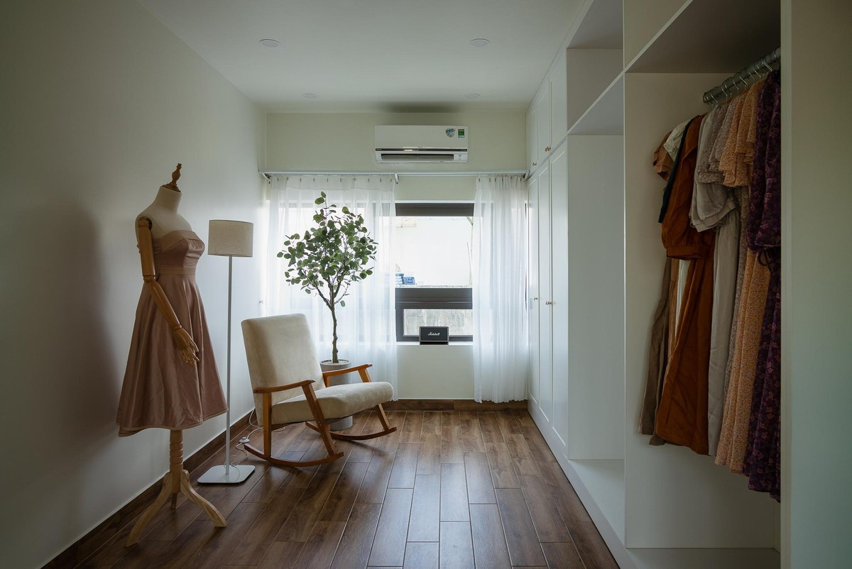 Không gian làm việc bố trí ở trên cùng mang lại sự yên tĩnh cần thiết cho công việc sáng tạo của gia chủ. Ảnh: Quang Tran