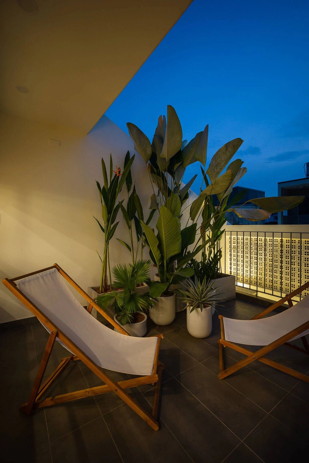 Sân thượng được biến thành khu vườn xanh mướt để thư giãn. Ảnh: Quang Tran