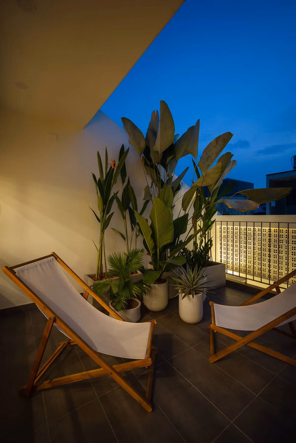 Sân thượng được biến thành khu vườn xanh mướt để thư giãn. Ảnh: Quang Tran