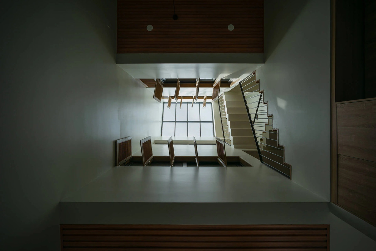 Thứ ba, giữa ngôi nhà thiết kế một giếng trời lớn có xử lý thoát gió phía trên, nhằm tăng cường chiếu sáng tự nhiên cho mọi không gian. Ảnh: Quang Tran