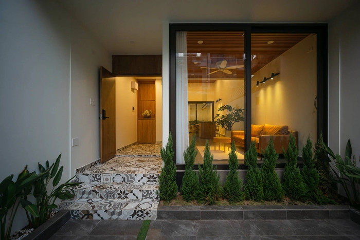 Thứ hai, để căn nhà được đối lưu gió tốt, các phòng đều có hai mặt tiếp giáp với thiên nhiên, kiến trúc sư tận dụng hai khoảng sân trước và sân sau. Ảnh: Quang Tran