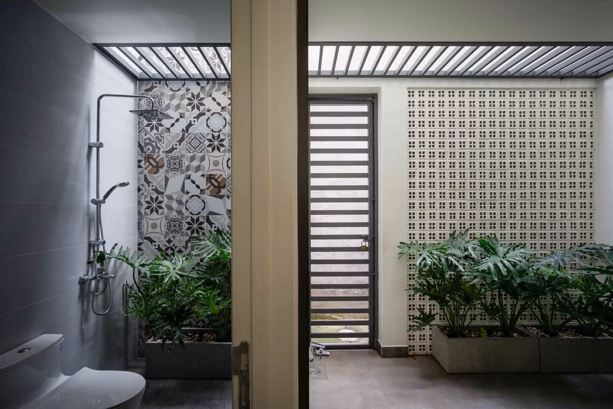 Phòng tắm hiện đại cho gia chủ thư giãn sau một ngày làm việc mệt mỏi. Ảnh: Quang Tran