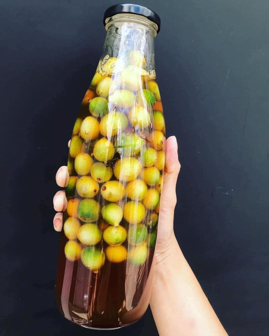 Chanh rừng có vị chua dịu, thường được dùng để ngâm mật ong hoặc làm chanh muối.