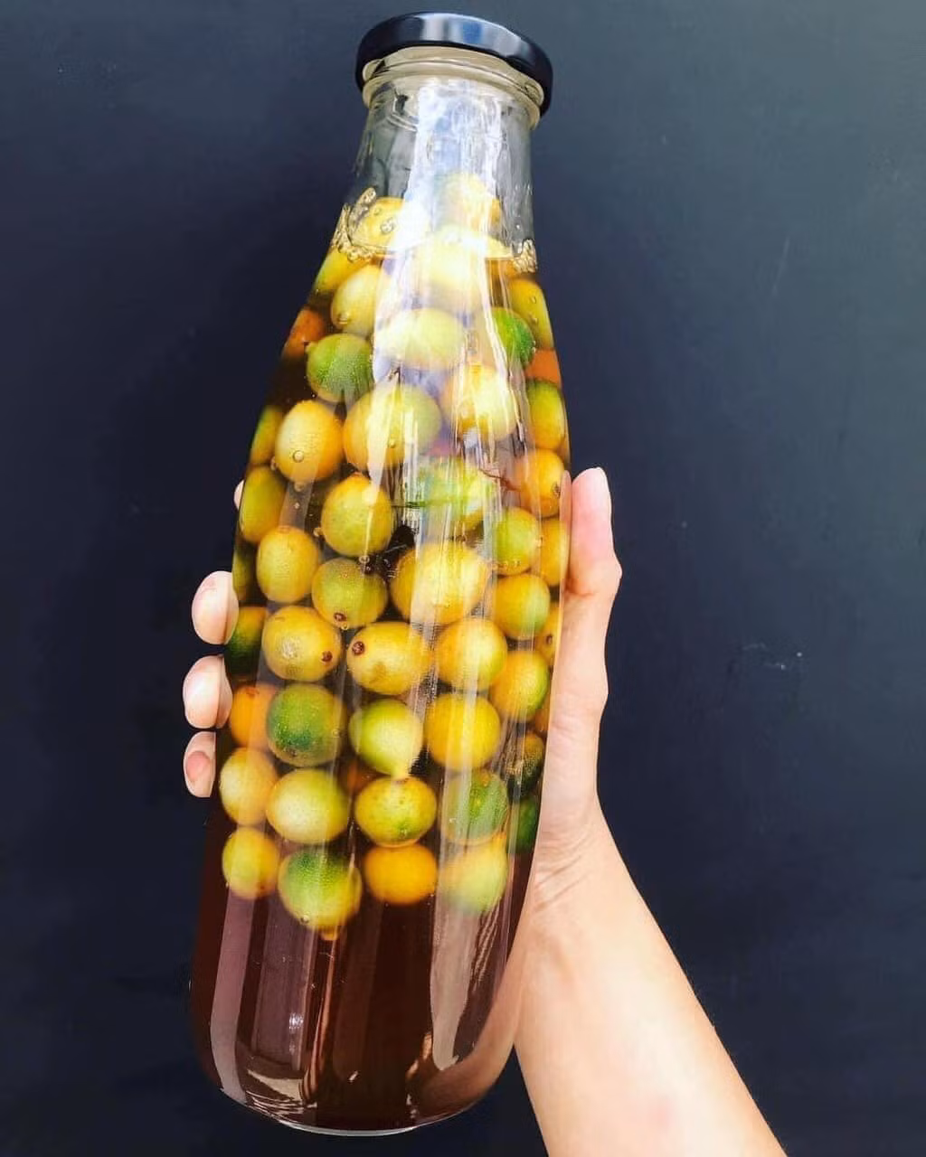 Chanh rừng có vị chua dịu, thường được dùng để ngâm mật ong hoặc làm chanh muối.