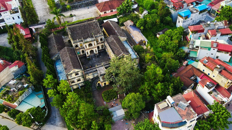 Công trình được xây dựng cách đây hơn 100 năm (trong khoảng thời gian 1914-1921), có tổng diện tích 10.000m2, bao quanh bởi nhiều hàng cây um tùm và nhà dân. Ảnh: Vietnamnet