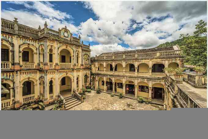 Đây vốn vừa là nơi ở và làm việc của cha con Hoàng Yến Tchao, Hoàng A Tưởng (dân tộc Tày) - Thổ ty vùng biên ải thời kỳ trước năm 1945. Trong suốt thời gian trị vì, được thực dân Pháp nâng đỡ, Hoàng Yến TChao xây dựng một dinh thự bề thế để thể hiện sự giàu có và uy quyền của mình. Ảnh: Nguoiquansat