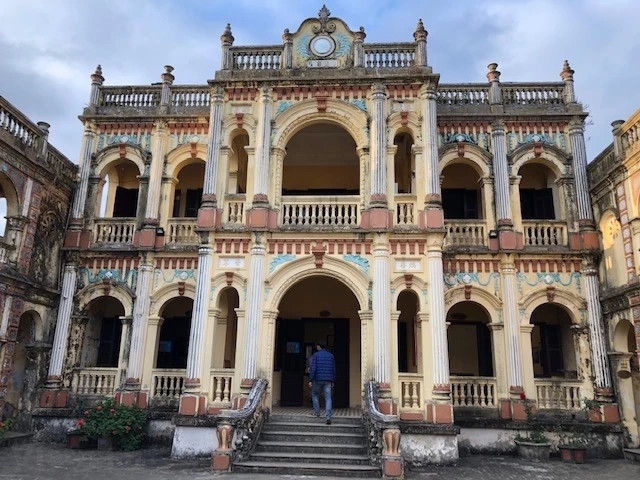 Do hai kiến trúc sư đến từ hai nền văn hóa khác nhau (Pháp, Trung Quốc) cùng thiết kế nên kiến trúc dinh thự có sự kết hợp giữa kiến trúc Pháp (thế kỷ 17, 18) với kiến trúc Trung Quốc qua bàn tay sáng tạo, xây đắp của thợ Việt. Ảnh: Vietnam+