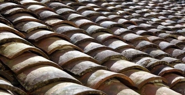 Mái lợp bằng ngói âm dương cũng nhuốm màu thời gian. Ảnh: Vietnam+