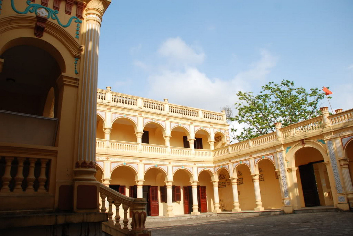 Khoảng sân rộng thường được dùng để tổ chức lễ hội. Ảnh: Mia