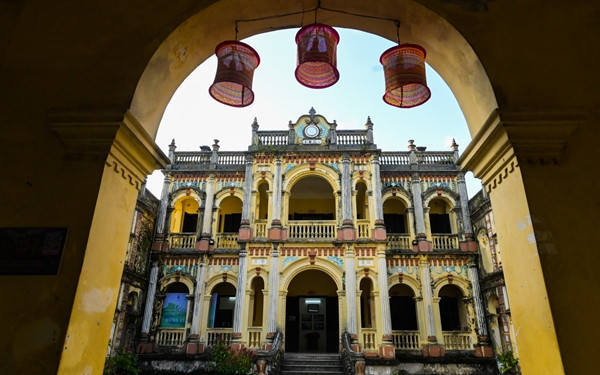 Các họa tiết điêu khắc trên tòa nhà tinh xảo và cân đối. Ảnh: Vietnamnet