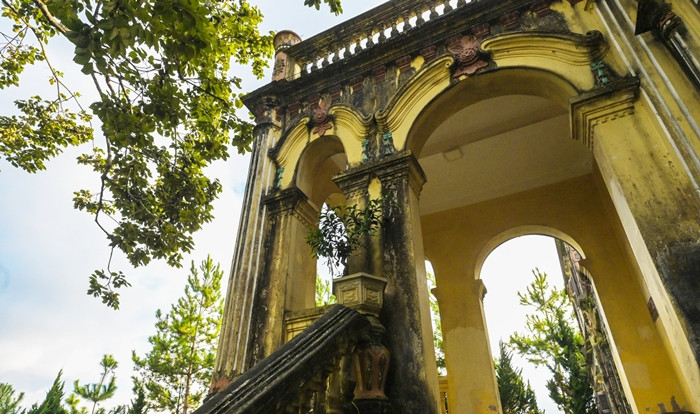 Qua thời gian, tòa dinh thự in hằn dấu vết năm tháng với các mảng tường, sân gạch đã mọc rêu xanh. Ảnh: Vietnamnet