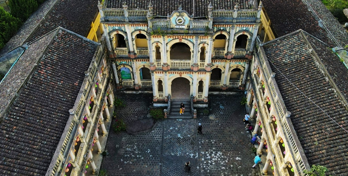 Những họa tiết mang đậm phong cách kiến trúc phương Tây như cành nguyệt quế đắp nổi cửa ra vào, cửa lan can hình vòm đối xứng, cầu thang vòng xoắn, hành lang lót gạch... Ảnh: Vietnamnet