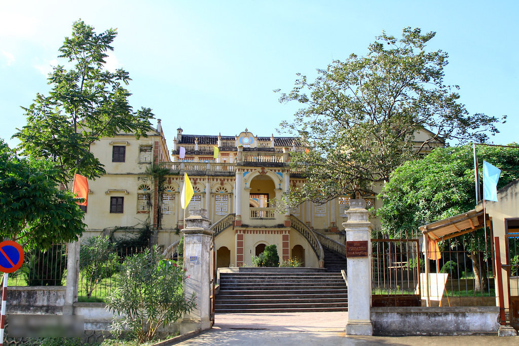 Cổng vào dinh thự với cây cối bao quanh. Ảnh: Mia