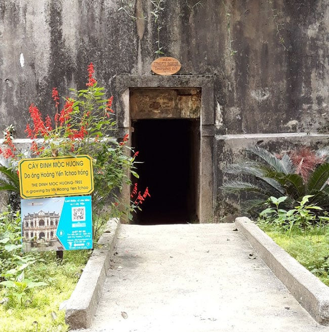 Dinh thự còn thể hiện được chức năng bảo vệ chủ nhân tòa nhà, với tường rào bảo vệ, 4 phía tường đều có lỗ châu mai như pháo đài và có lính canh giữ. Ảnh: Nguoiquansat