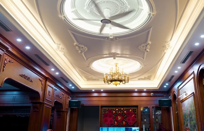 Trần nhà cao, rộng, được thiết kế bắt mắt.