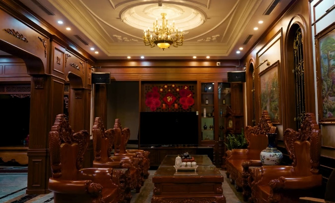 Phòng khách nổi bật với bộ bàn ghế gỗ.