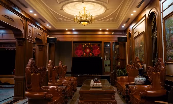 Phòng khách nổi bật với bộ bàn ghế gỗ.