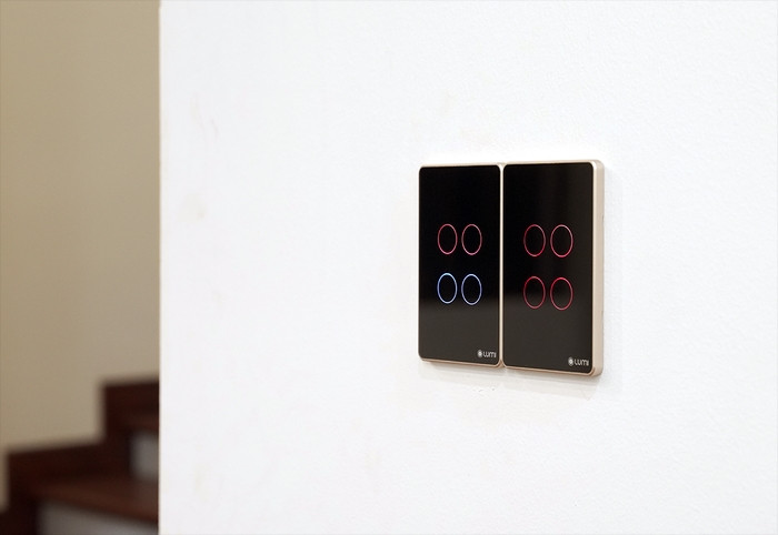 Công tắc cảm ứng thông minh với đèn led sang trọng, chạm mở nhẹ nhàng.