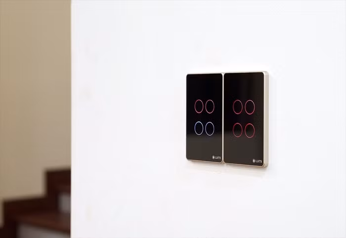 Công tắc cảm ứng thông minh với đèn led sang trọng, chạm mở nhẹ nhàng.