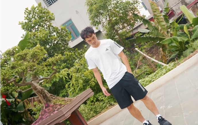 Phía trước biệt thự của Văn Toàn là khoảng sân rộng, trồng nhiều cây cảnh.