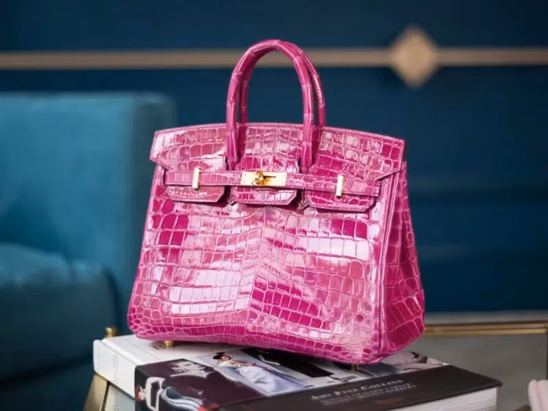 Đáng nói, theo nhận định của các chuyên gia, tổng chi phí để sản xuất Hermès kể trên chỉ khoảng 1.000 USD. Ảnh: Global Boutique