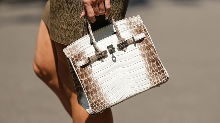 Quá trình tạo ra một chiếc Birkin riêng lẻ được Hermès biến thành một loại hình nghệ thuật. Mỗi người thợ dành hơn 48 giờ làm việc chỉ để chế tạo một chiếc túi. Ảnh; WSJ