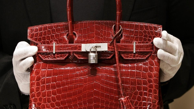 Một chiếc túi Birkin da màu đen cơ bản được niêm yết giá 11.400 USD trước thuế tại cửa hàng Hermès. Ra khỏi cửa hàng, người mua ngay lập tức bán lại chiếc túi cho công ty chuyên mua bán túi Privé Porter để đổi lấy 23.000 USD. Privé Porter sau đó bán chiếc túi Birkin trên trang Instagram với giá 32.000 USD. Ảnh: LATimes