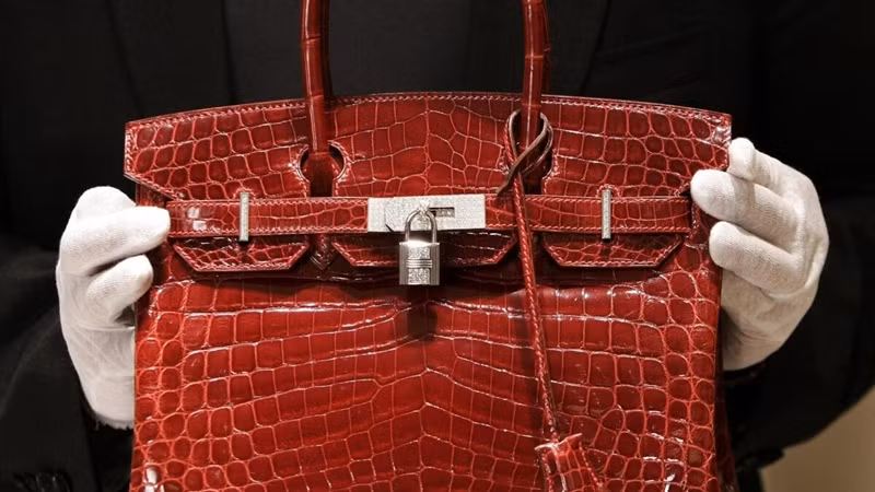 Một chiếc túi Birkin da màu đen cơ bản được niêm yết giá 11.400 USD trước thuế tại cửa hàng Hermès. Ra khỏi cửa hàng, người mua ngay lập tức bán lại chiếc túi cho công ty chuyên mua bán túi Privé Porter để đổi lấy 23.000 USD. Privé Porter sau đó bán chiếc túi Birkin trên trang Instagram với giá 32.000 USD. Ảnh: LATimes